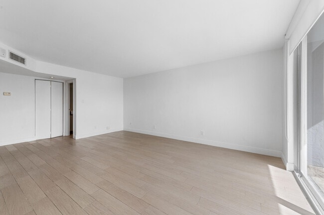 Building Photo - 16546 NE 26th Ave