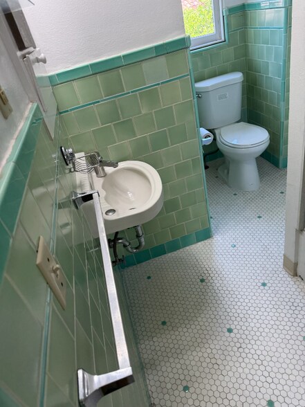 Building Photo - 1700 Le Roy Ave