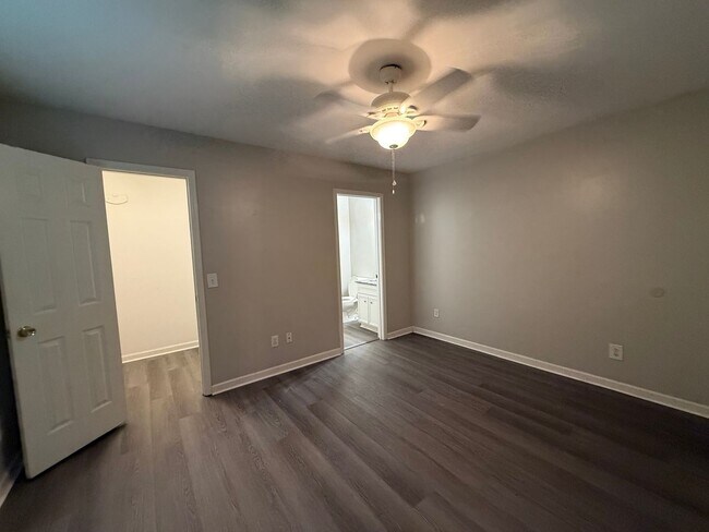 Building Photo - Spacious 3 Bedroom, 2 Bath Home with Garag...