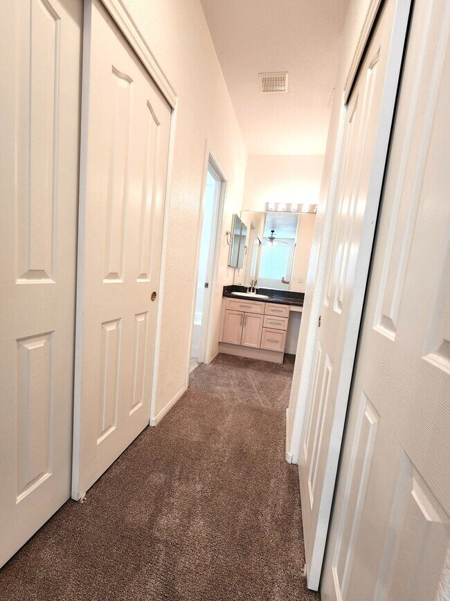 Building Photo - Silverado Ranch Single Story | 2 Bed | 2 Bath | 2-Car Garage