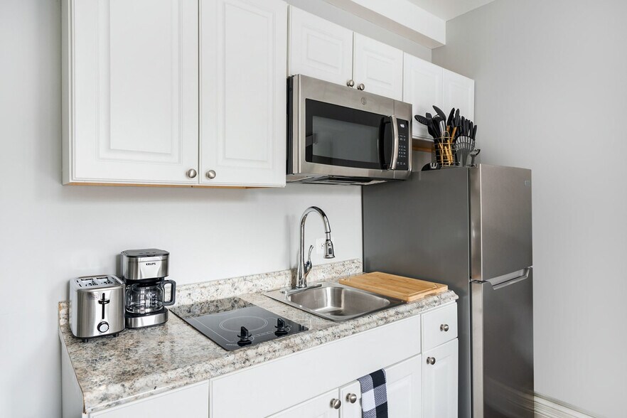 Building Photo - 240 W 73rd St