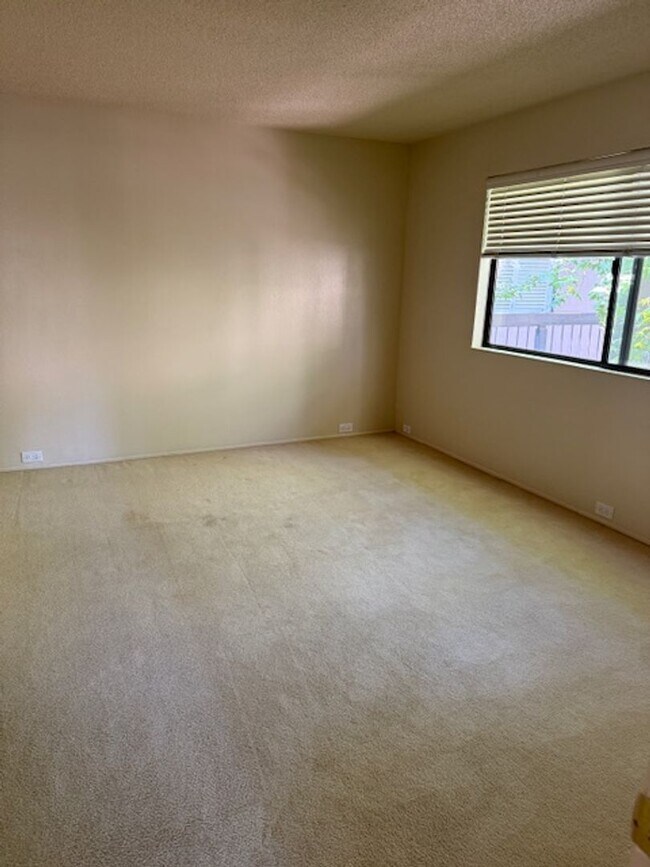 Building Photo - LOVELY, SPACIOUS UPSTAIRS CONDO!