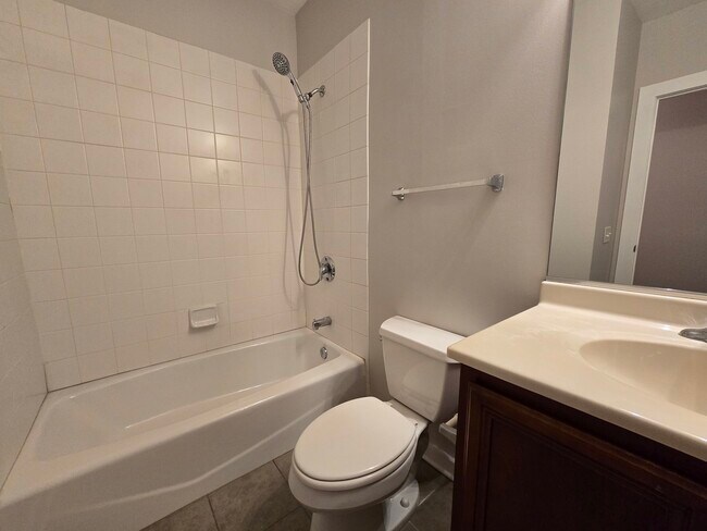 Building Photo - 1752 W Maypole Ave