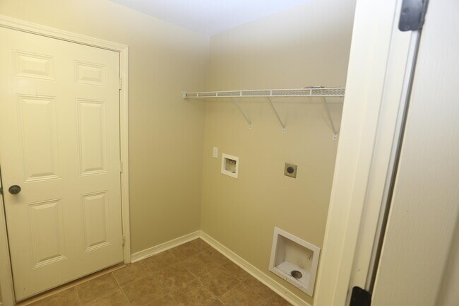 Building Photo - 594 Hunters Ridge Rd