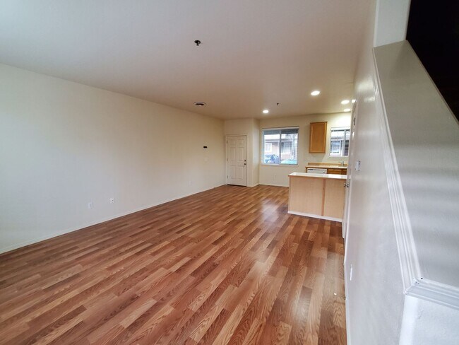 Building Photo - Great Location! 2 Bed 2 Bath Townhouse Style Condo! Open Concept! Laminate Floors Throughout Main!