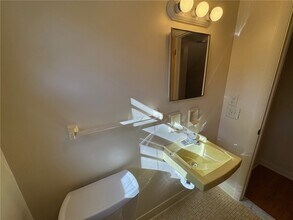 Building Photo - 16 Summit St