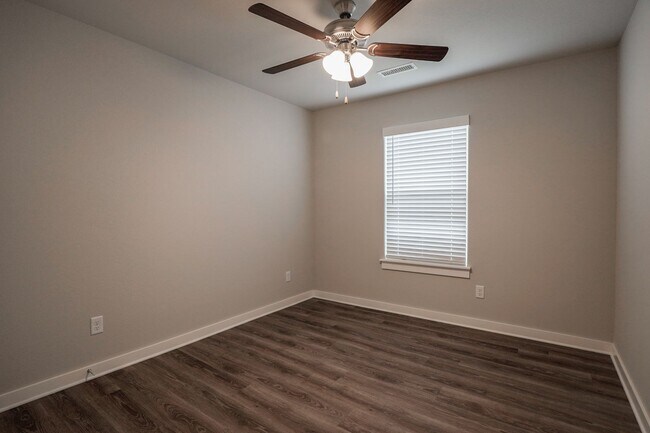 Building Photo - 4 bedroom 3.5 bath home!