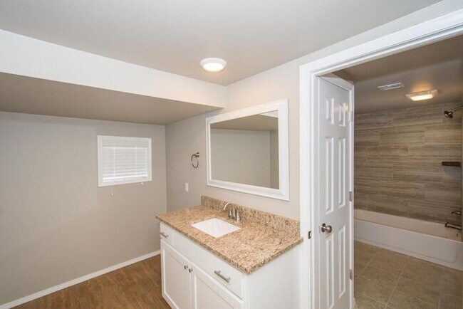 Building Photo - Spacious 1/1 Retreat – Steps from TU & Tulsa’s Hot Spots