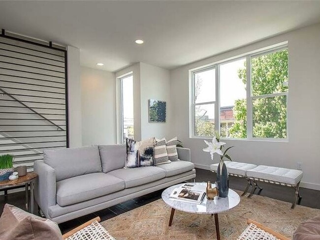 Building Photo - 4bd/4ba Townhouse in Queen Anne