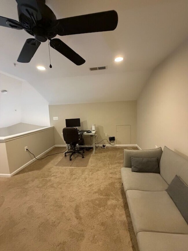 Building Photo - SPACIOUS 2 BEDROOM 2 BATH CONDO WITH LOFT IN KING FARM