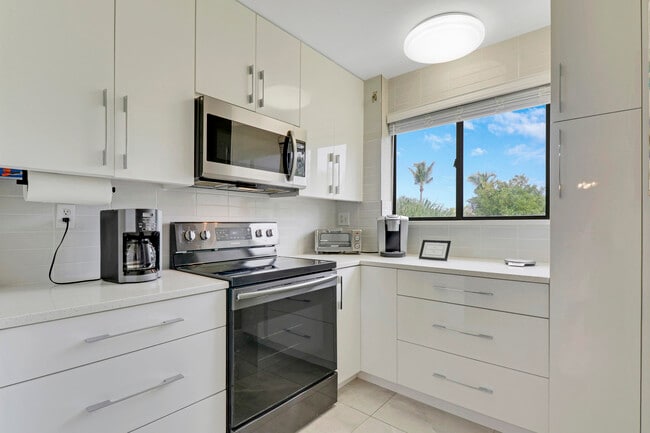 Building Photo - 360 Bella Vista Ct N