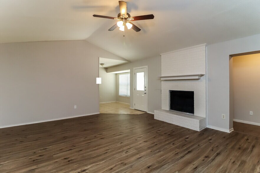 Building Photo - 428 Guadalupe Dr