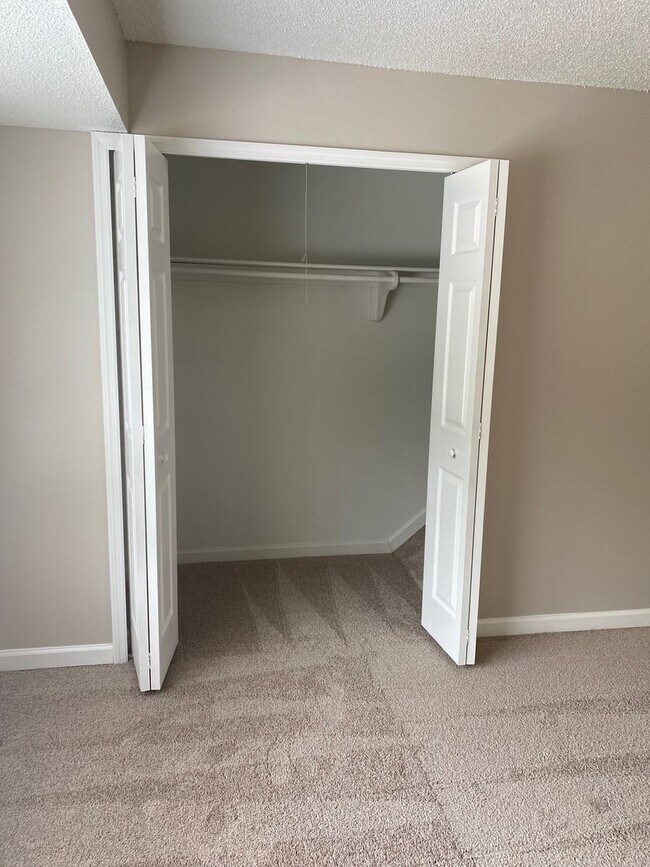 Building Photo - 2/1.5 Townhome Wth Fireplace! Across From Torasco Park! Perfect For Family!