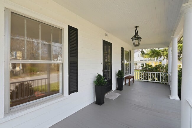 Building Photo - 198 Linden St