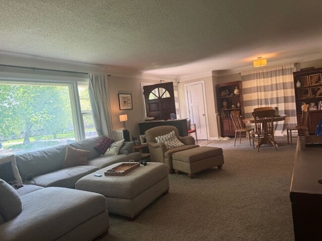 Building Photo - Updated 4 BR / 3 BA SFH w/ Hdwd Flrs, Sunny Porch, 2-car Garage in Robbinsdale!