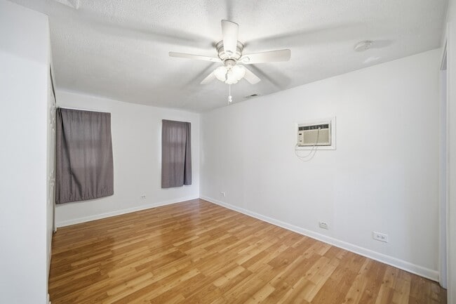 Building Photo - 212 N Knollwood Dr