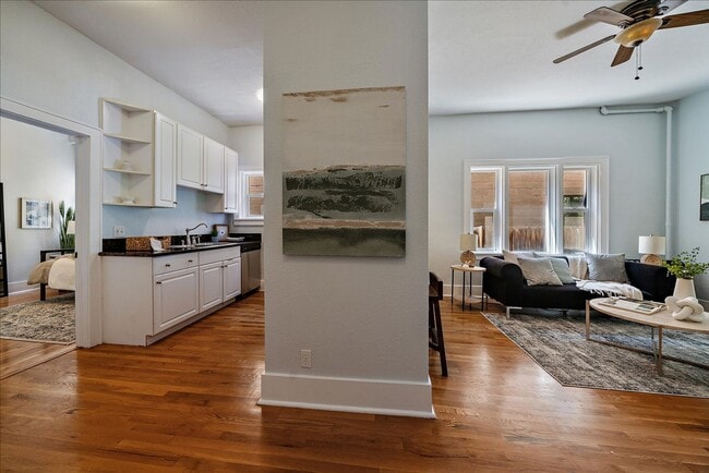 Building Photo - Uptown condo available immediately