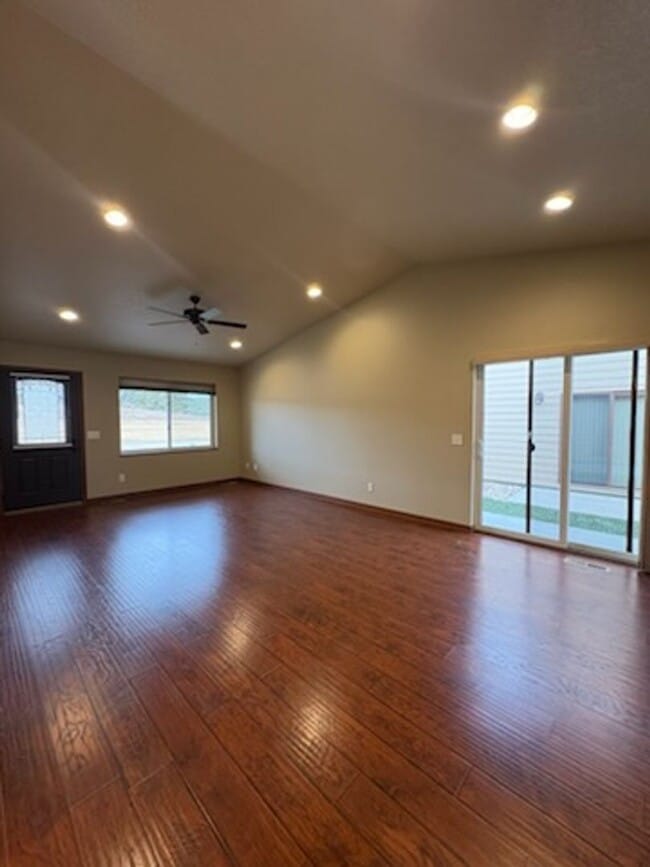 Building Photo - 3 BEDROOM | 2 BATH | GARAGE | NEWER TOWNHOME SUMMERSET