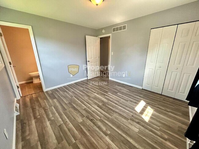 Building Photo - 1503 Peachtree Dr