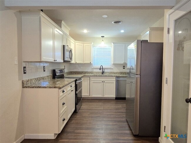 Building Photo - 406 Oak St