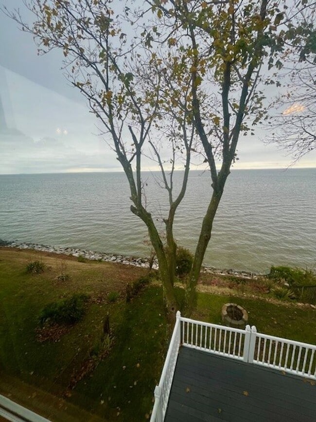 Building Photo - Gorgeous Water Front Home with Beach Access