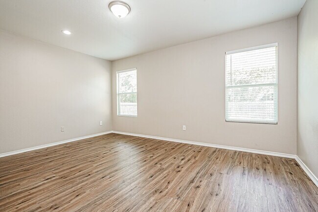 Building Photo - 16737 Woodside Dr