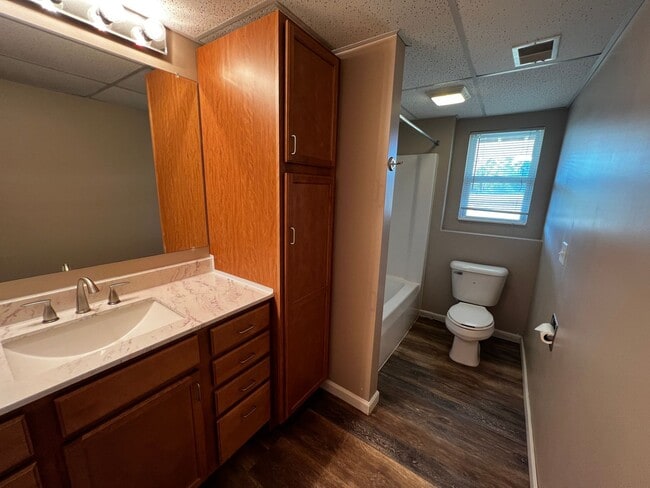 Building Photo - Bright & Beautiful 3-Bedroom Spacious, Mov...