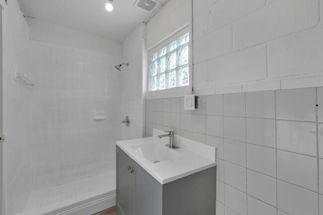 Building Photo - 833 Pinedale Ave