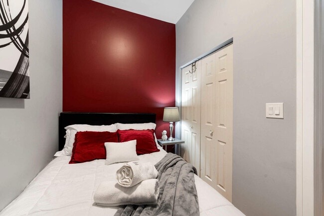 Building Photo - 109 S Paulina St