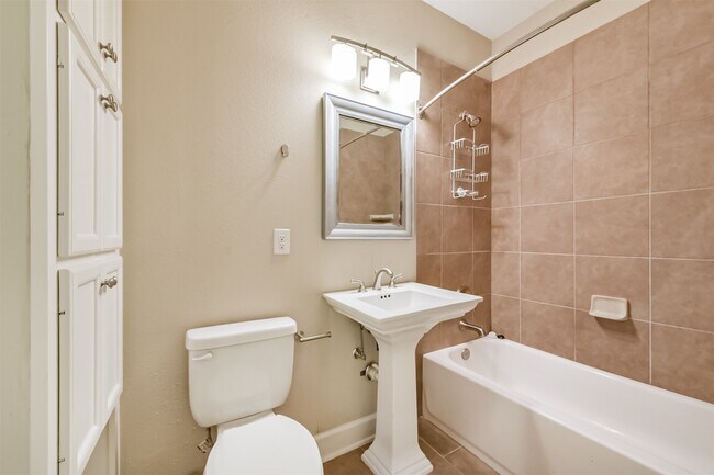 Building Photo - 242 Lenox St