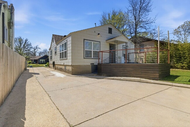 Building Photo - "Picture-perfect 2-1 with Updated Touches, a Cozy Backyard, and Prime Location near Downtown!"