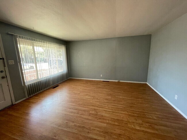 Building Photo - RN T 505-525