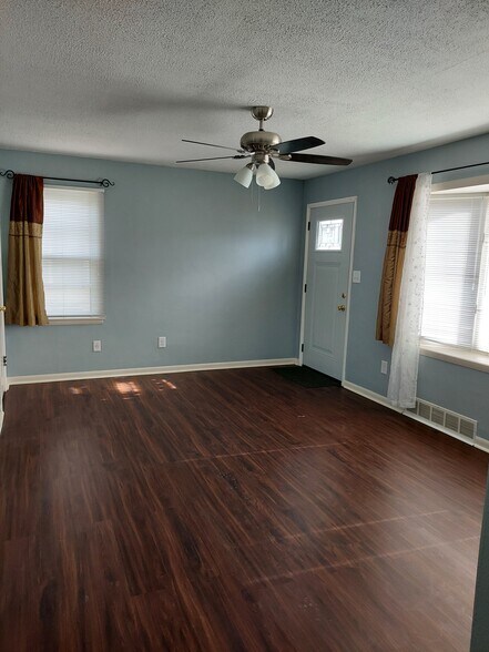 Living Room - 202 Renrose Ave