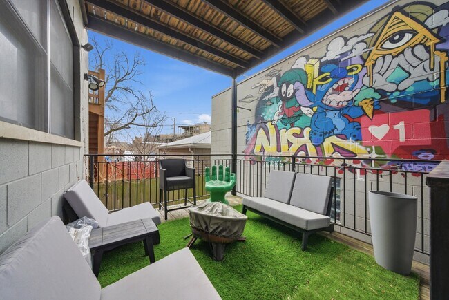 Building Photo - 2528 N Linden Pl