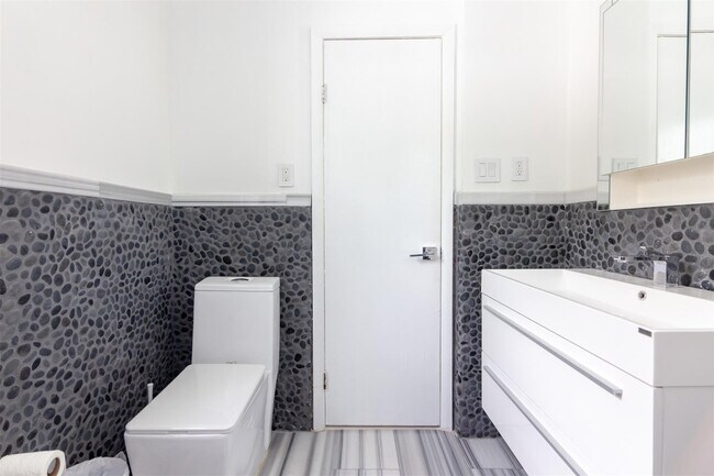 Building Photo - 9007 NE 10th Ave