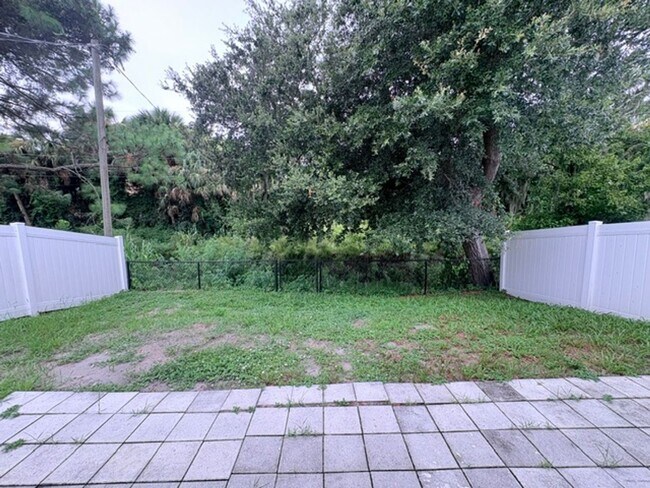 Building Photo - 2312 Fern Palm Dr