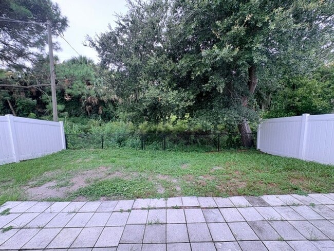 Building Photo - 2314 Fern Palm Dr