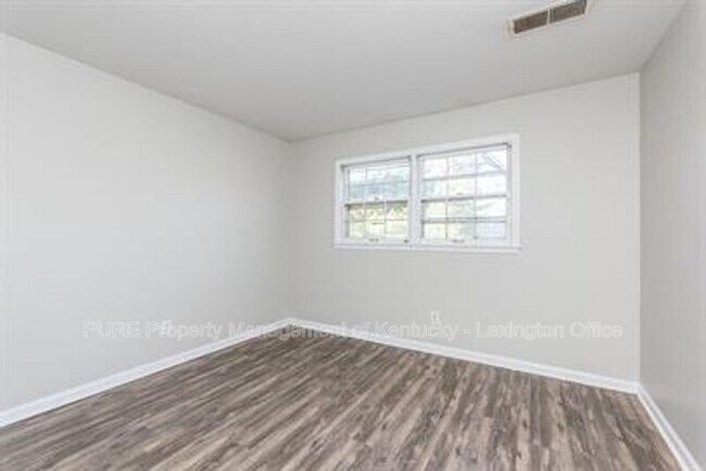 Building Photo - 3736 Camelot Dr