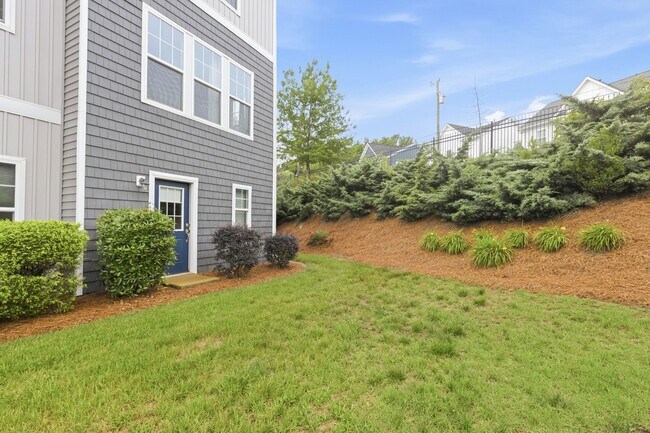 Building Photo - 1502 Sharon Rd W