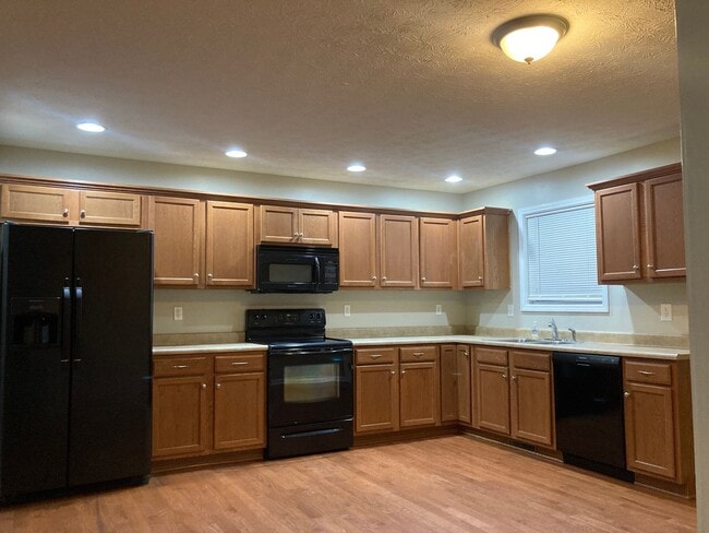 Building Photo - 128 Twin Lakes Dr