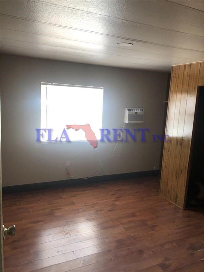Building Photo - Newly renovated 4/2 Mobile home on large l...