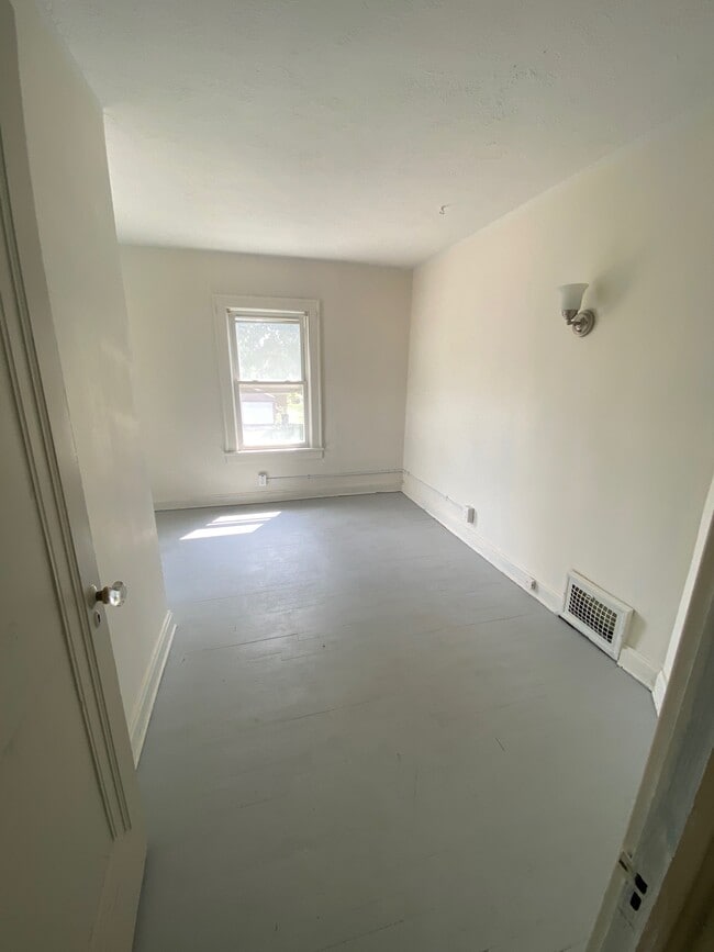 Building Photo - 906 Elmwood Ave