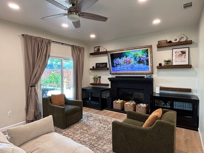 Building Photo - 879 Fall River Trail