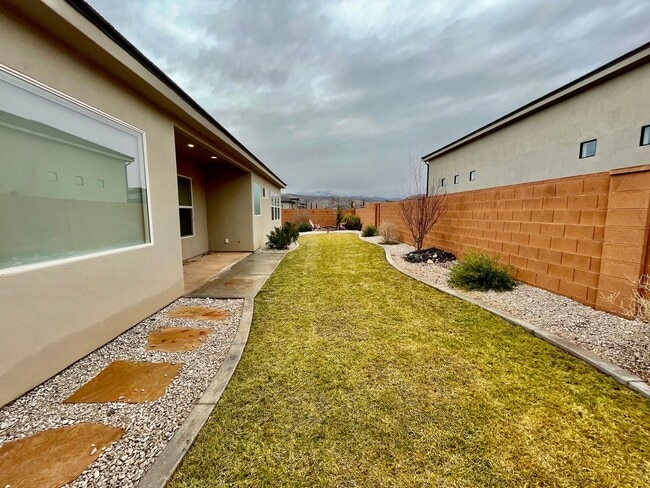 Building Photo - Lovely Four-Bedroom in Ivins with 3-Car Garage and Small RV parking Has Lots of Upgrades