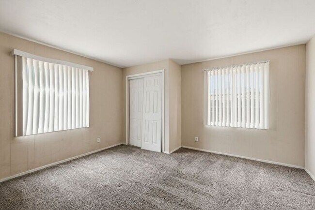 Building Photo - 2520 E Cameron Vista