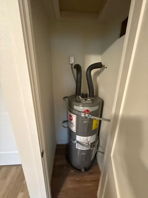 Building Photo - 3361 Portland Rd NE