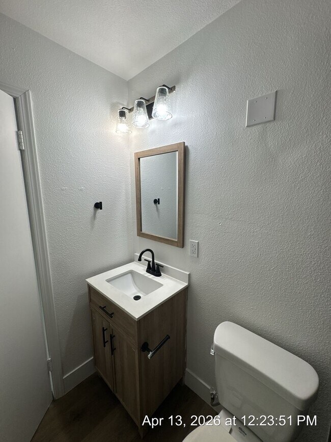 Building Photo - Dinuba Home! Available Now !