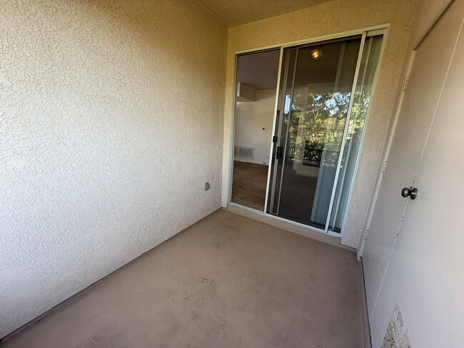 Building Photo - 1BR/1BA Condo w/ ASSIGNED PARKING for rent near Del Mar AVAILABLE NOW!