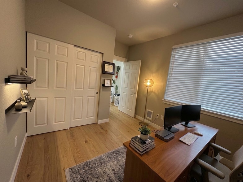 Building Photo - 3500 E Lake Sammamish Pkwy SE