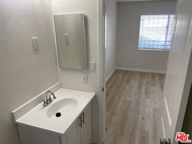 Building Photo - 516 Venice Way